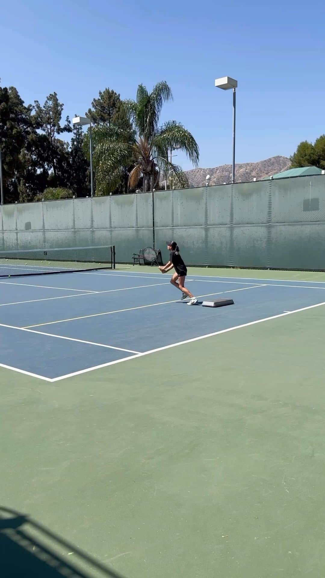ロゼリン・サンチェスのインスタグラム：「@sebitennis dándole duro!!! Rompe #sebelicious   Working hard, learning every day! Mega proud of you Sebella 💫🙌⭐️  @tennismechanix  @coachvasileios  @functionaltennis   #tennis #tennislover🎾」