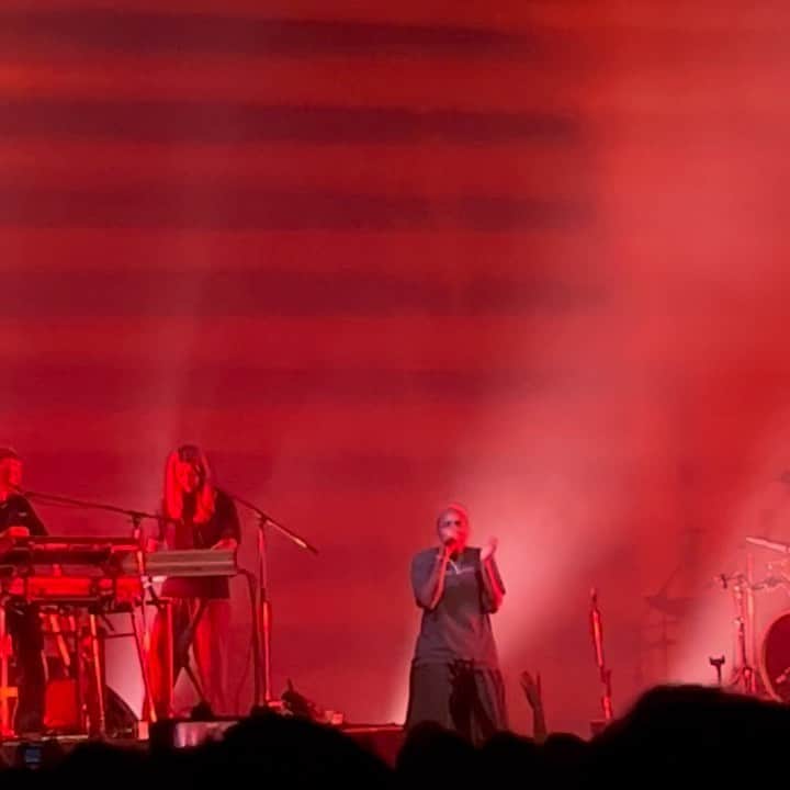 OKAのインスタグラム：「Nine Inch NailsのTシャツを着ていた #ArloParks トリップ・ホップっぽいビートの曲も好き。」