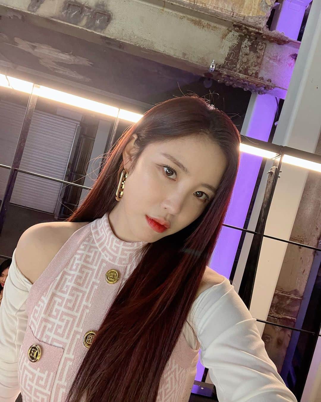 チョン・ヒョソンのインスタグラム：「#NETFLIX  #CELEBRITY #셀러브리티 🖤  #Balmain #오민혜 #ohminhye 💖 핑크 잃지 못해 💕  민혜팀 ✨ 👗  @ljn9697 @hi_ee_l  💄  @yemingkki  @2ssu_ouioui @makeup_g.yooung  💇🏻‍♀️ @harini_ouioui  @areum_ouioui @__bbini」