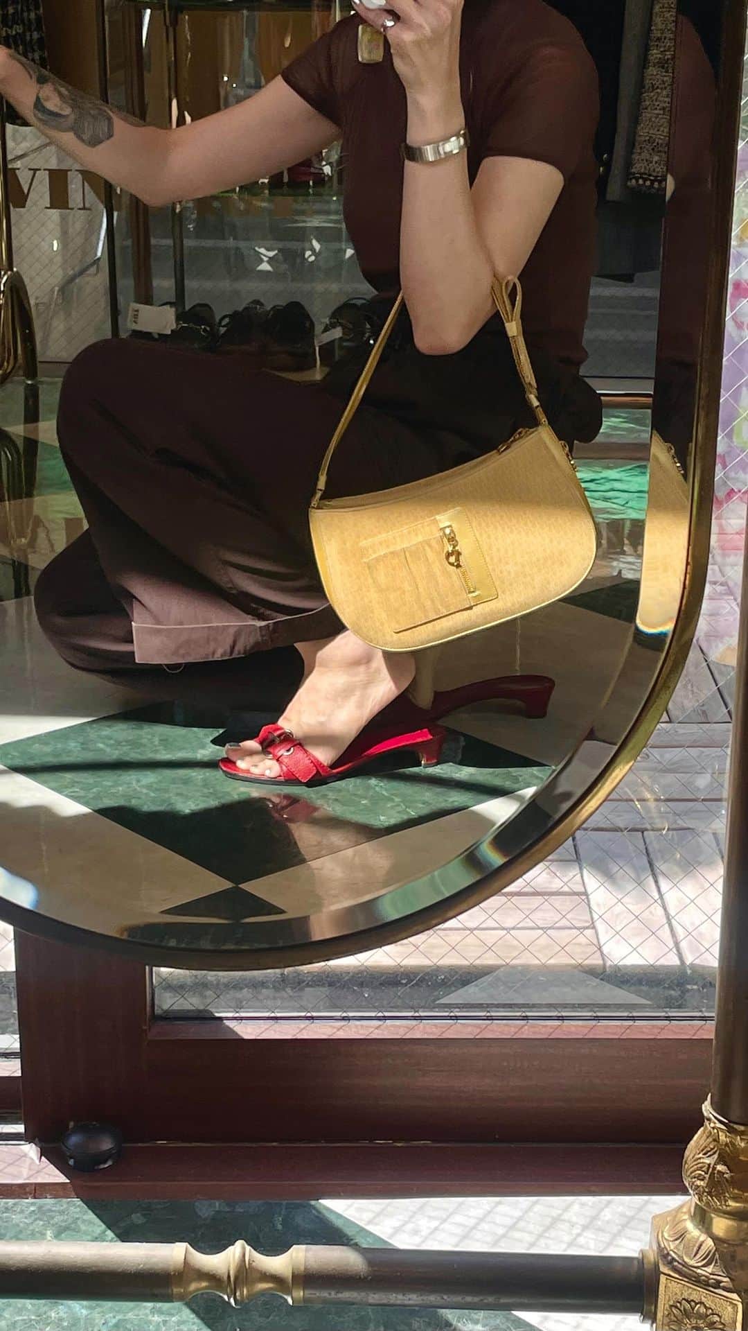 のインスタグラム：「Always need a new bag🥰  ▼Customer service English/Chinese/Korean/Japanese *Please feel free to contact us! *商品が見つからない場合にはDMにてお問い合わせください   ▼International shipping via our online store. Link in bio.  #tokyovintageshop #오모테산도 #omotesando #aoyama #表参道 #명품빈티지 #빈티지패션 #도쿄빈티지샵  #ヴィンテージファッション #ヴィンテージショップ #dior #diorbag #diorvintage #ディオール #ディオールバッグ」