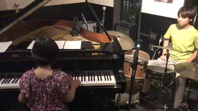 かねあいよよかのインスタグラム：「YOYOKA - Sparkling  🎹Ai Furusato (11 y/o) - Piano @aifurusato  🥁YOYOKA (13 y/o) - Drums   May 31, 2023 at Cafe Ivy, Machida, Tokyo  ※Sound in this video is for iPad only  @whyteamusic @rhondasmithbass @dereksherinianofficial  #yoyoka #aifurusato #sparkling #drums #drummer #piano」