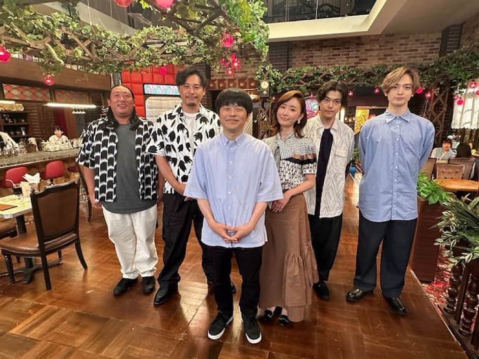 バカリズムのインスタグラム：「今夜11時からテレ朝で放送 「バカリズムの欲望喫茶」 ジャンルがよくわからない変な番組ですが、おもしろいので観てください。」