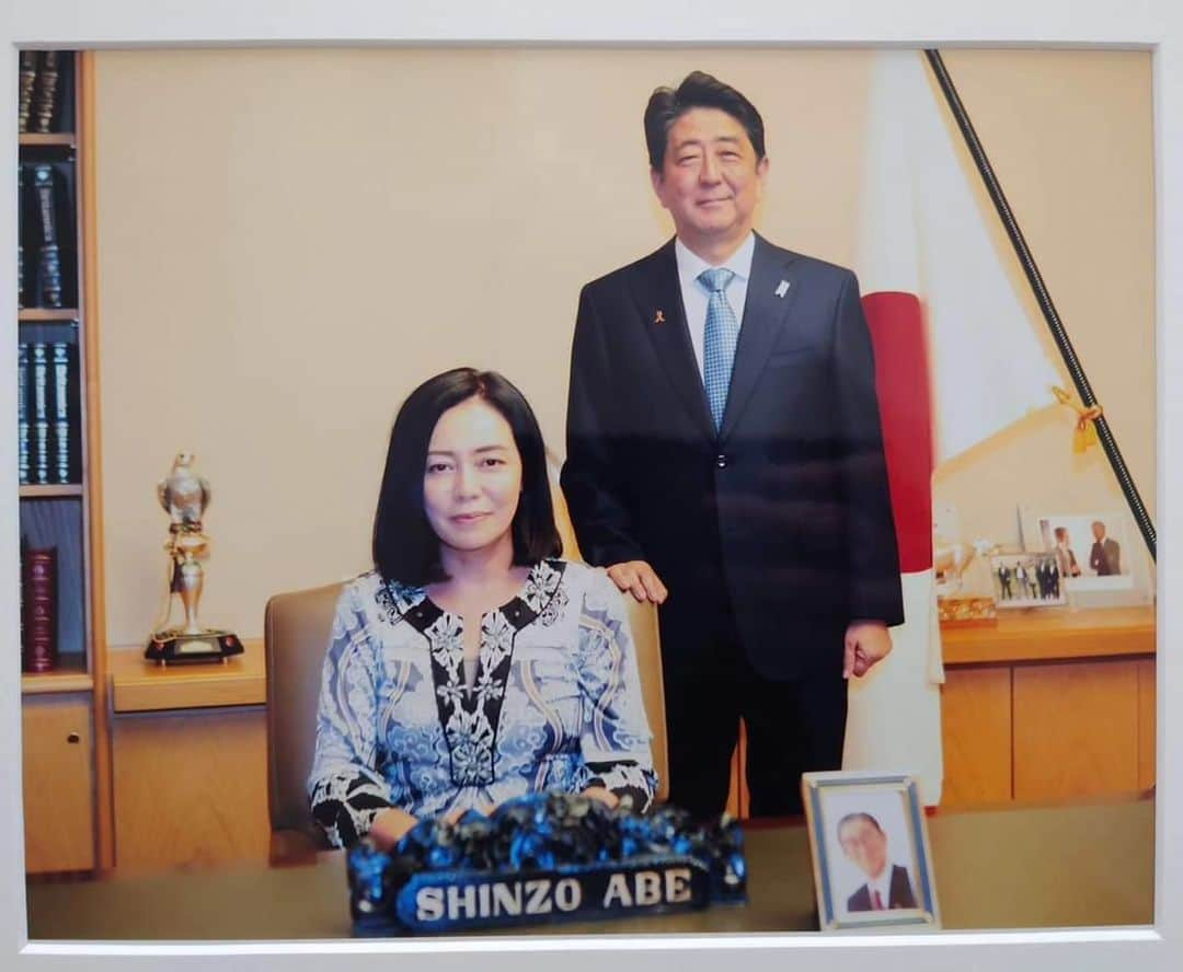 有本香のインスタグラム：「Miss you Mr. Prime Minister. １年が経った今、あらためて安倍晋三総理の偉大さをいっそう深く実感します。日本のために闘い続けた宰相に心より感謝申し上げます。人間的にも素晴らしいとしか言いようのない方でした。どうか、天上から日本をお見守りください。」