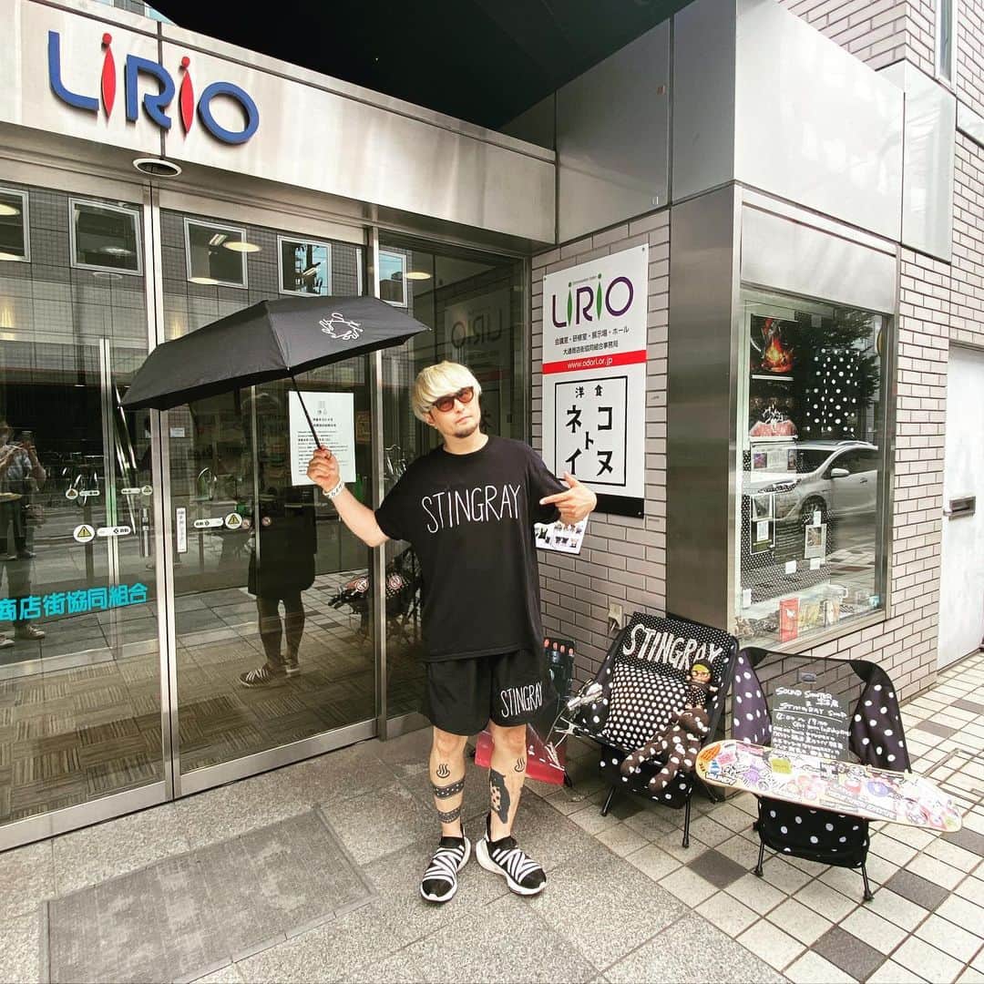 のインスタグラム：「【岩手盛岡サウシュー写真展 &STINGRAY3日目！】19時まで！盛岡club change WAVE&the five morioka真裏のギャラリーLiRiO(盛岡市大通１丁目１１−８-1F) にてサウシュー写真展&STINGRAYショップ開催！今日のsumikaやバンもん！や小田和正さんや明日のビレッジマンズストアのライブ前や買い物がてら是非！ STINGRAY新作オススメはTシャツ&ショーツと日傘！  #stingray #streetfashion #dot #ドット #streetfashion  #盛岡 #ストリートファッショント柄 #dot #サウシュー#stingray  #サウシュー　#oneokrock  #ストレイテナー #プッシュプルポット　#633 #androp #thebackhorn #ビレッジマンズストア　 #thepillows  #ren #frontierbackyard #dopingpanda  #hawaiian6  #thebawdies #thebandapart #fomare #nothingscarvedinstone #soundshooter #写真展 #photoexhibition #livephoto #landscapephotography」