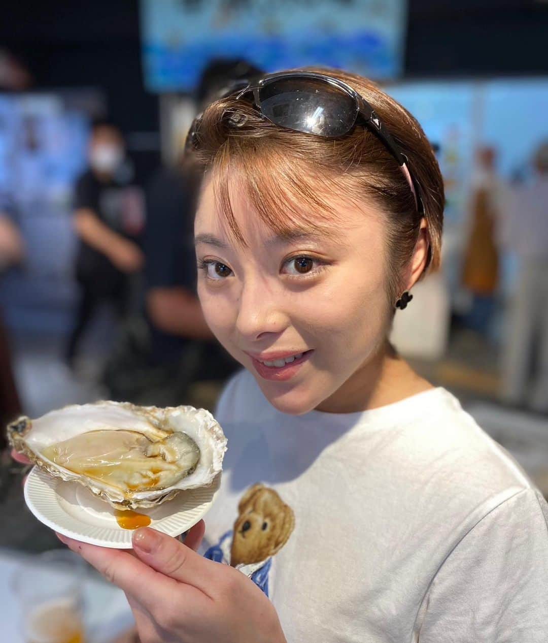 野田すみれのインスタグラム：「築地で新鮮な牡蠣ぱくり🥰 めちゃ美味しい🥰 リフレッシュ⭐️ 今から打ち込み⛳️ . #築地市場  #築地場外市場」