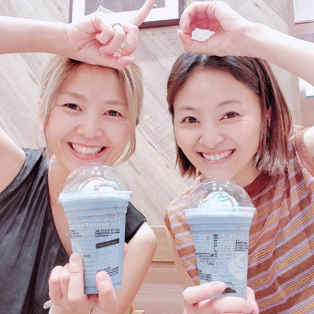 佃井皆美さんのインスタグラム写真 - (佃井皆美Instagram)「お姉ちゃんとミント10倍飲みました🌿🌿🌿🌿🌿🌿 2人で10倍だから100倍だ！！（？） 夏だぁ🌈🌻  #チョコミント  #ちょこみん党  #カフェドクリエ  #お姉ちゃんと一緒  #体に悪そうな色  #だけど飲んじゃう」7月8日 12時29分 - minamitsukui