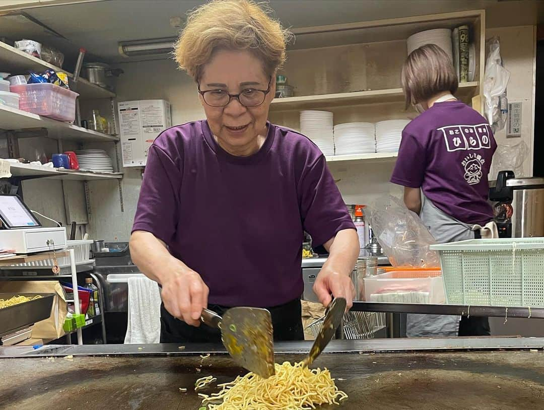 有田優理香さんのインスタグラム写真 - (有田優理香Instagram)「✌️  大好きなお好み焼きひらの💜 35周年おめでとうございます🎉  ソバライ、山かけ、納豆、ガーリック😚 お腹いっぱい大満足！ 安定の美味しさでした🙏  おばちゃん、これからもみんなを元気にしてね💪 今度はめばるに会いに行くよー🐶  #お好み焼き #広島お好み焼き #お好み焼きひらの #35周年 #七夕 #ソバライス #みんな紫コーデ #休日」7月8日 12時29分 - yurikaa0624