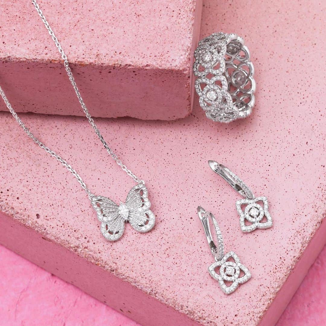 Saks Fifth Avenueのインスタグラム：「@debeersofficial’s little diamond luxuries go a long way. Tap or head to the link in our bio to shop these future-heirloom pieces. #Saks」
