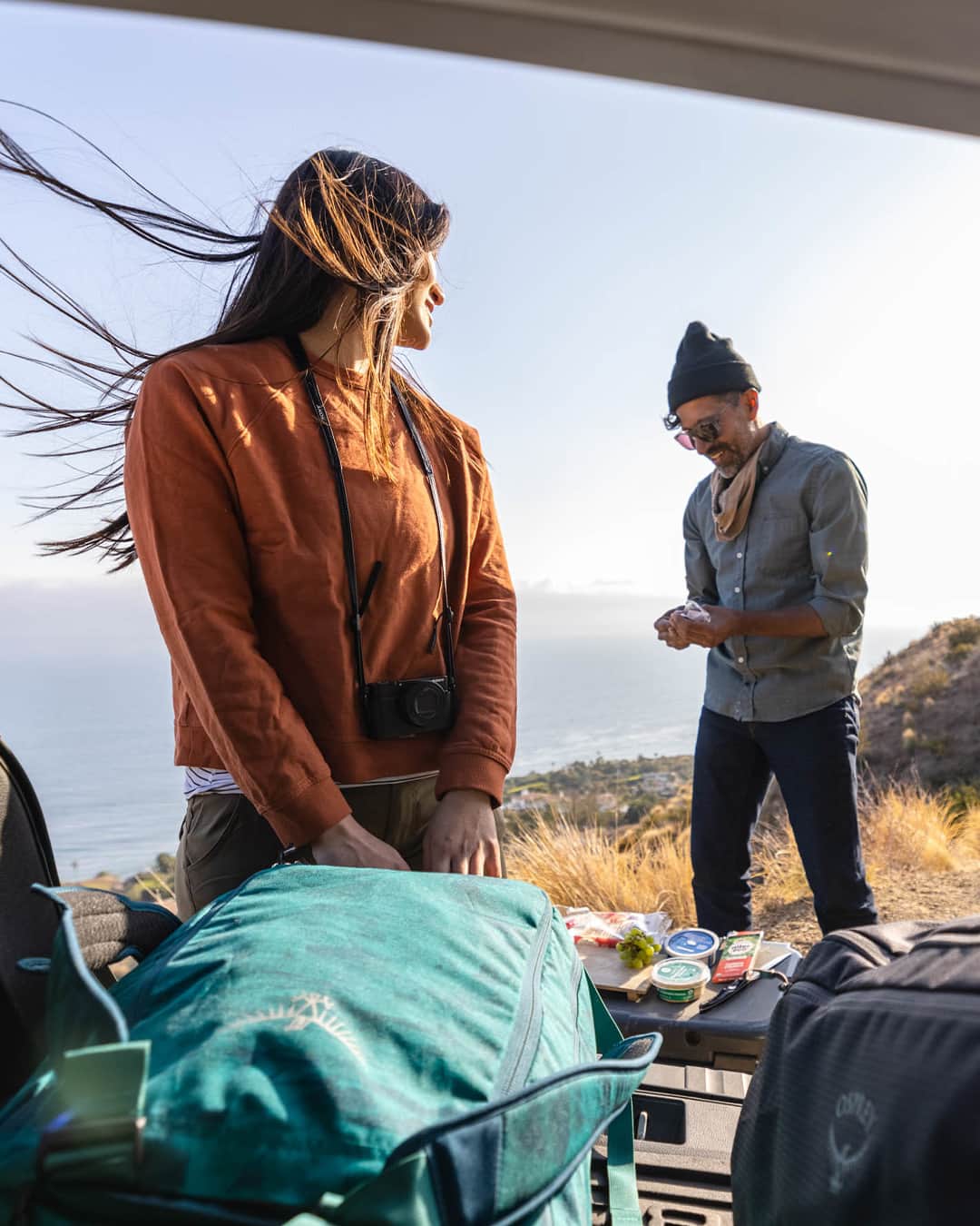 のインスタグラム：「Get road trip ready! From gear-gobbling duffels to clever packs and accessories, check off your packing list for a summer full of adventure.   Shop now via the link in our Stories.   #OspreyPacks」