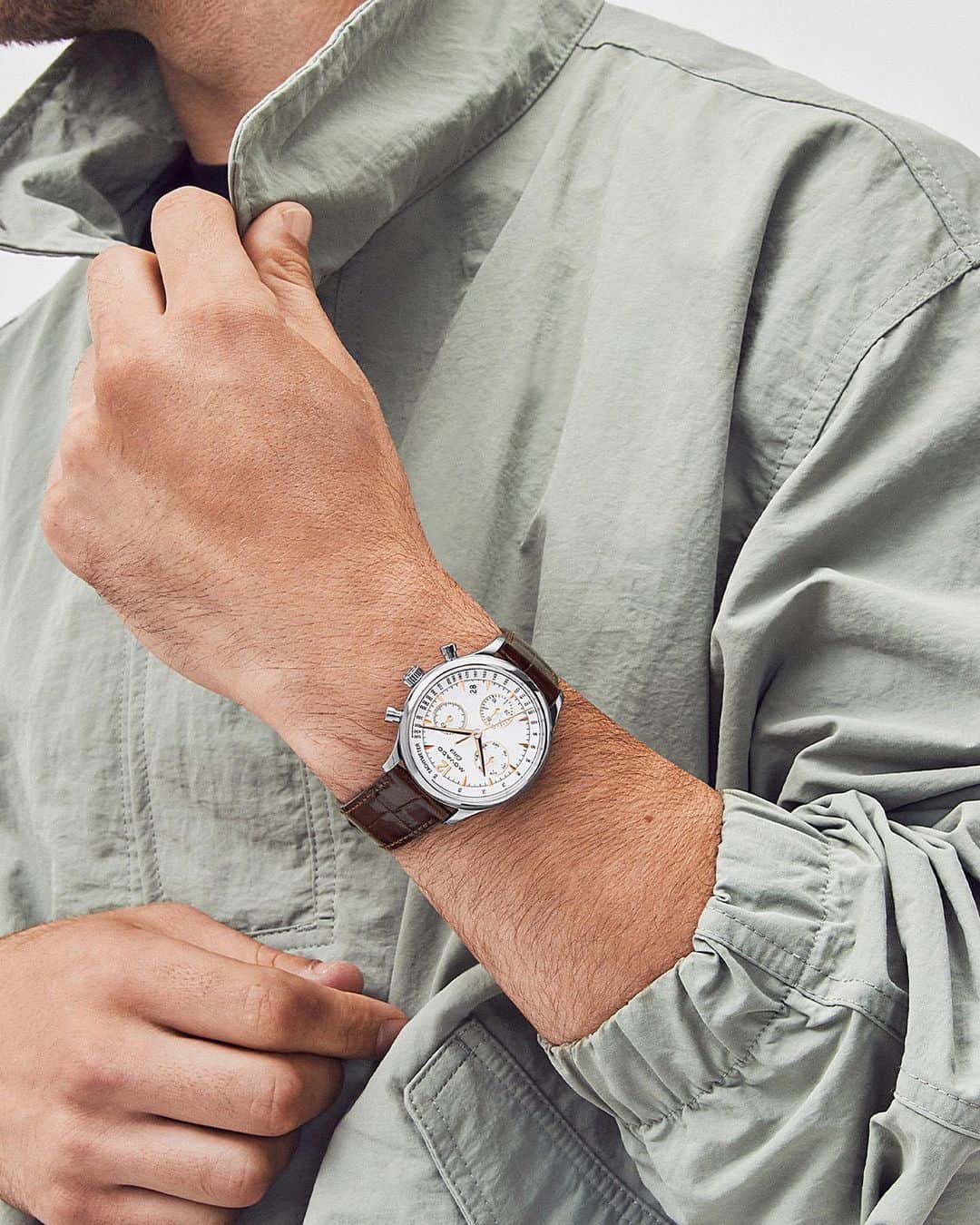 モバードのインスタグラム：「Inspired by our archives, the  #MovadoHeritage chronograph features a striking white chronograph dial with a brown strap. Tap to shop today.」