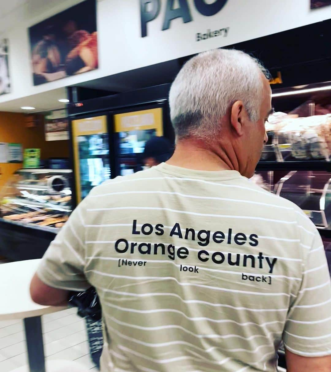 シーマス・デヴァーのインスタグラム：「Sometimes I feel like we’re not exporting our best fashion ideas. My apologies to the gentleman in the Pingo Doce. #LosAngelesOrangeCounty #NeverLookBack」