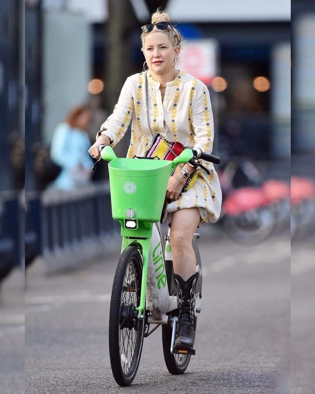 Just Jaredさんのインスタグラム写真 - (Just JaredInstagram)「Kate Hudson hopped on a bike during a double date with fiance Danny Fujikawa and Stella McCartney and her husband Alasdhair Willis. We've got more pics and details over at JustJared.com! #KateHudson #DannyFujikawa #StellaMcCartney #AlasdhairWillis Photos: Backgrid」7月8日 4時02分 - justjared