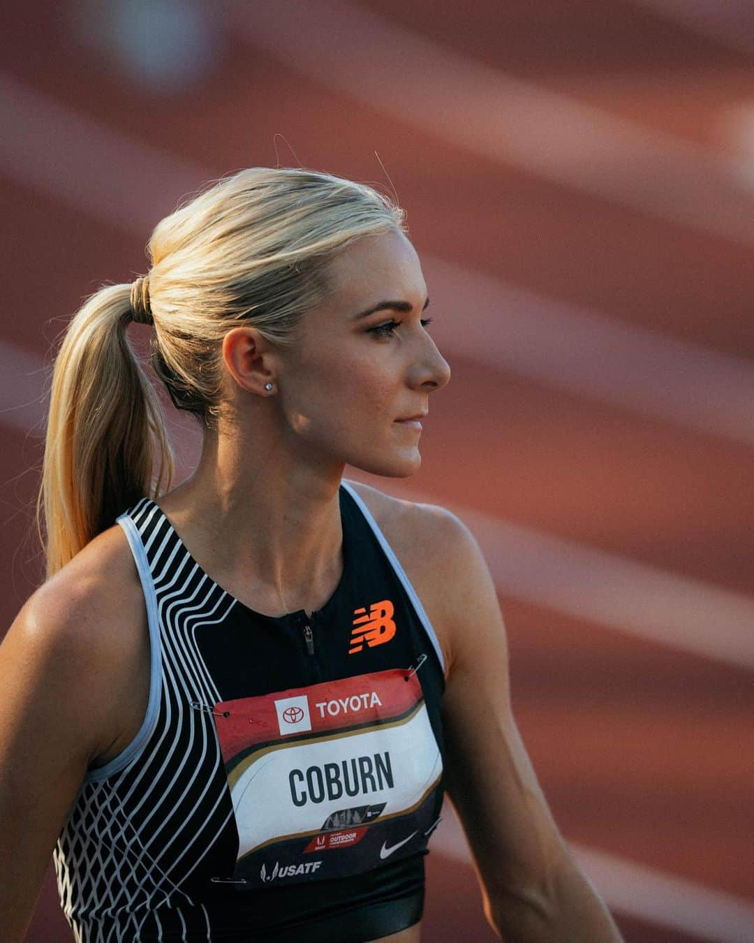 エマ・コバーンのインスタグラム：「Final tomorrow! Racing for a shot to represent team USA in Budapest. 🇺🇸 🇺🇸 🇺🇸 The final is Saturday at 7:25pm, watch on Peacock.  Today marks 6 months without my mom. Missing you, mom. Racing at Hayward isn’t quite the same without her in the stands, but I know she’s here ❤️ (📸 @danvernonphoto for @newbalance @newbalancerunning) #forannie #teamnb #teamusa #teamboss」