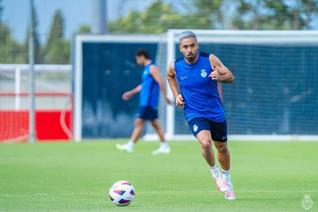 ハウメ・コスタのインスタグラム：「One more… 😁👨🏻‍🦳💪🏻💪🏻 #preseason @rcdmallorcaoficial」