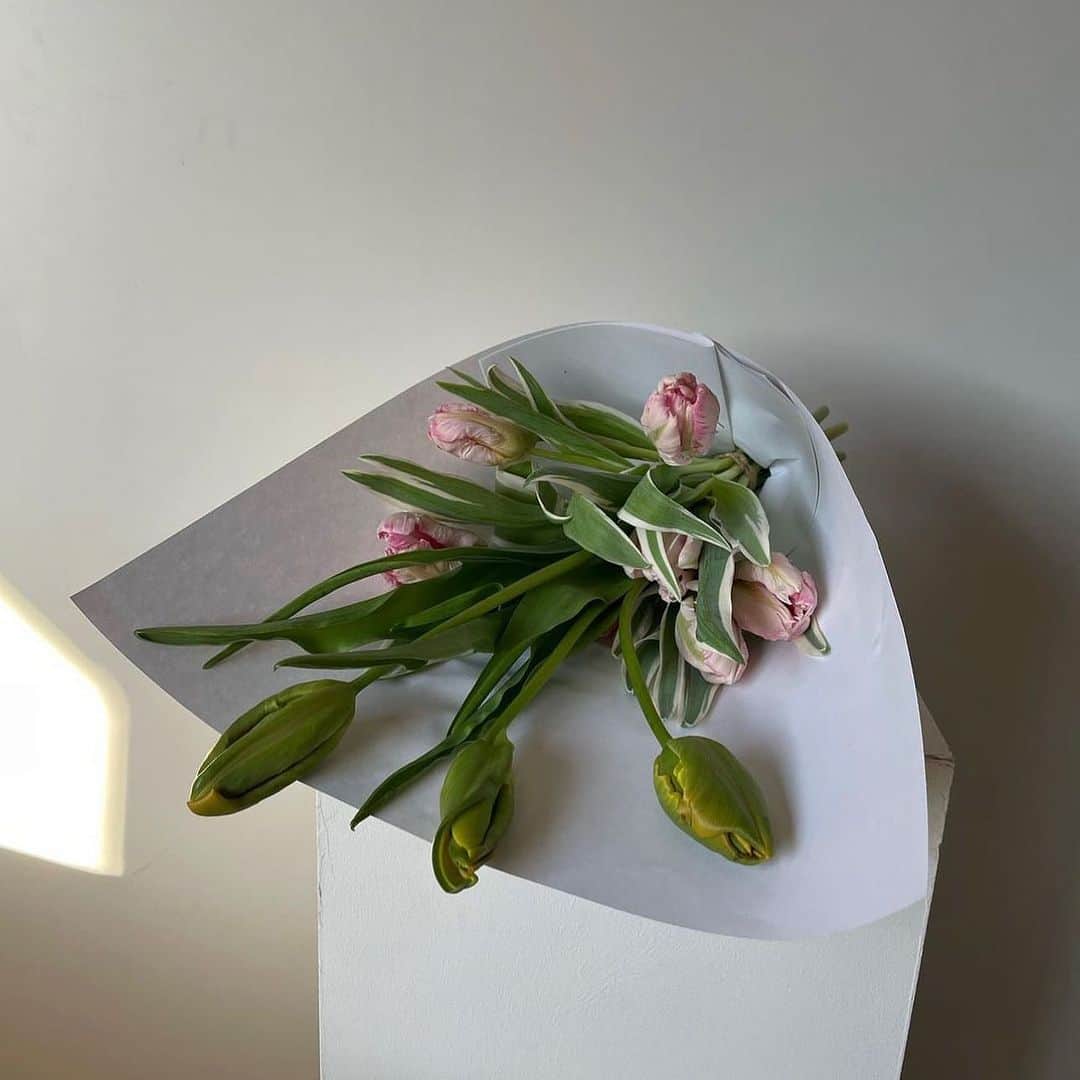 オレーシャ・ルーリンのインスタグラム：「Flowers are the medicine.」