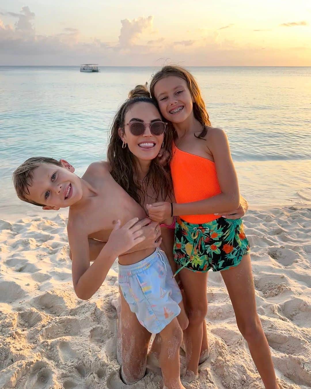 Elizabeth Chambers Hammerのインスタグラム：「Summer solstice/end of school year recap. It takes a village and I’m beyond grateful for mine💛」