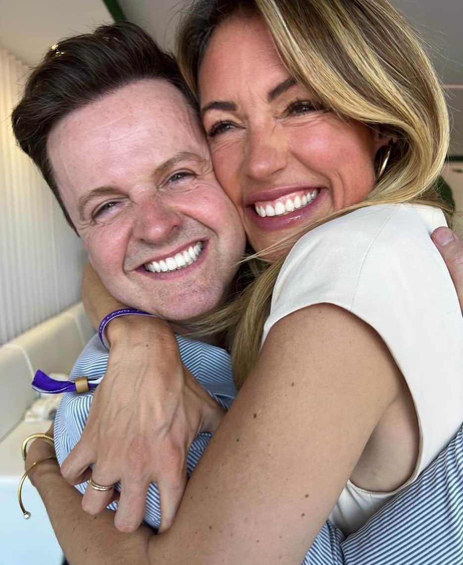 キャット・ディーリーのインスタグラム：「Reunited and it feels SO good 🥰 @AntAndDec #Friends @Wimbledon」