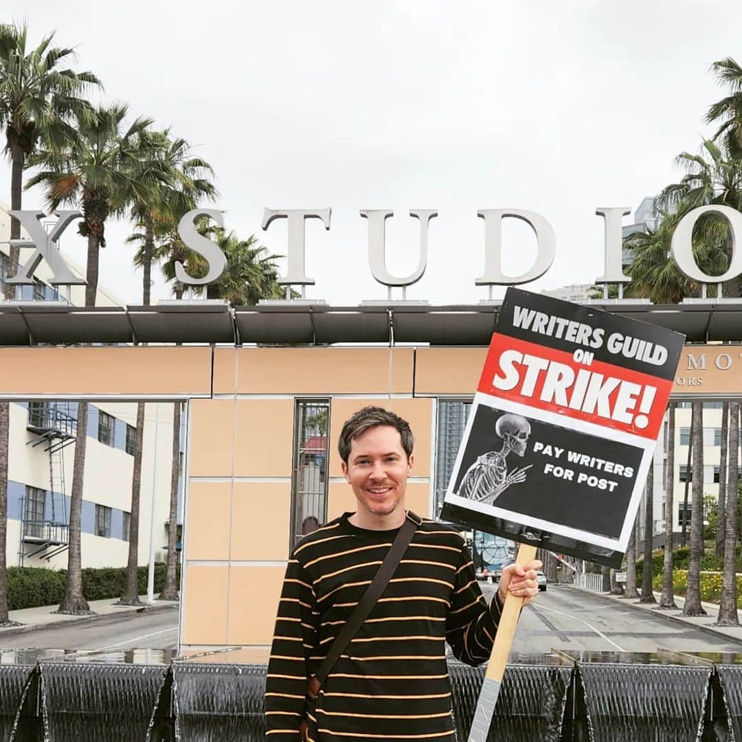 ライアン・カートライトさんのインスタグラム写真 - (ライアン・カートライトInstagram)「First nerd there ✊️#wgastrike」7月8日 5時30分 - rycart1