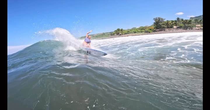 レイキー・ピーターソンのインスタグラム：「Solo surfs with with just your friends are the best kind of surfs @gopro #gopro // New video just dropped, hit the link in my bio 😊」