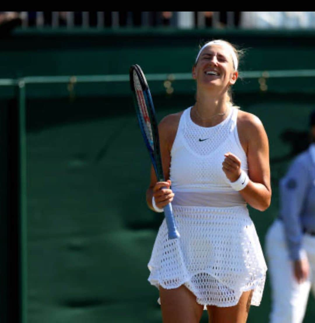 ビクトリア・アザレンカさんのインスタグラム写真 - (ビクトリア・アザレンカInstagram)「👀 🎾 😊   @wimbledon」7月8日 5時38分 - vichka35