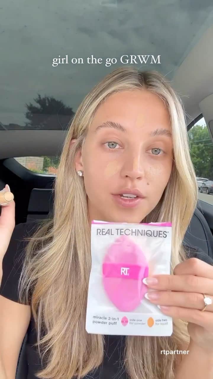 Real Techniquesのインスタグラム：「We love a girl-on-the-go which is why we designed the perfect touch-up puff 🔥   @kbelllbeauty showing us to do a quick full face with the NEW Miracle 2-in-1 Powder Puff! The dual-sided puff means less tools to toss in your bag … PLUS easy + mess-free blending.  Shop exclusively @ultabeauty!」