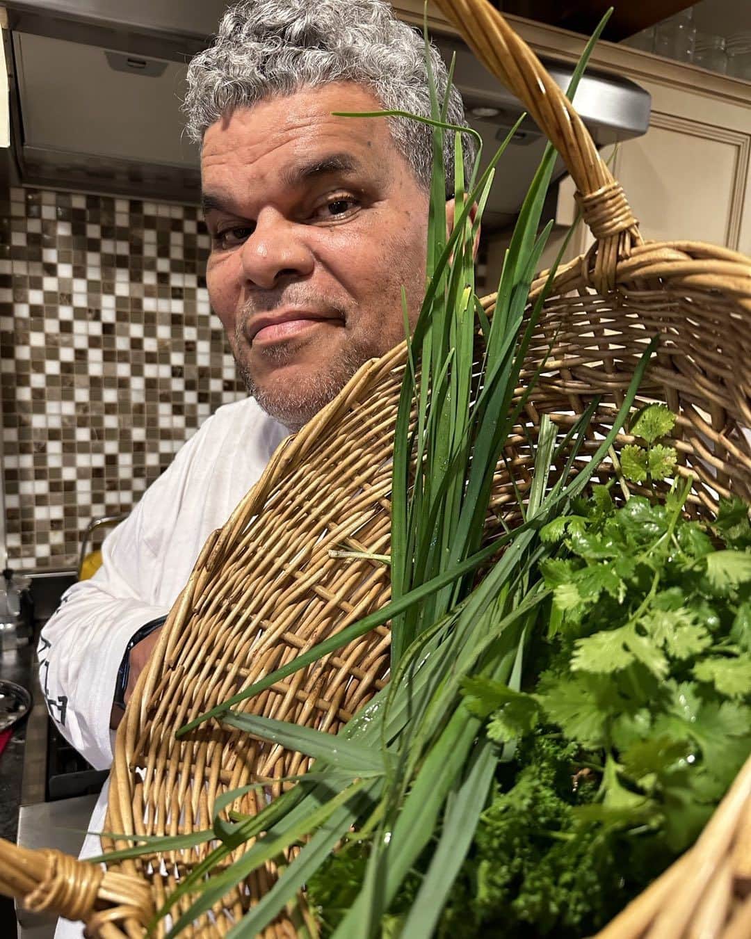 ルイス・ガスマンのインスタグラム：「Jardinero…learn to garden Mi Gente…stay Healthy and Beautiful @Loueyfromthehood @lunaauroraguzman #cilantro #parsley #lemongrass #chives」