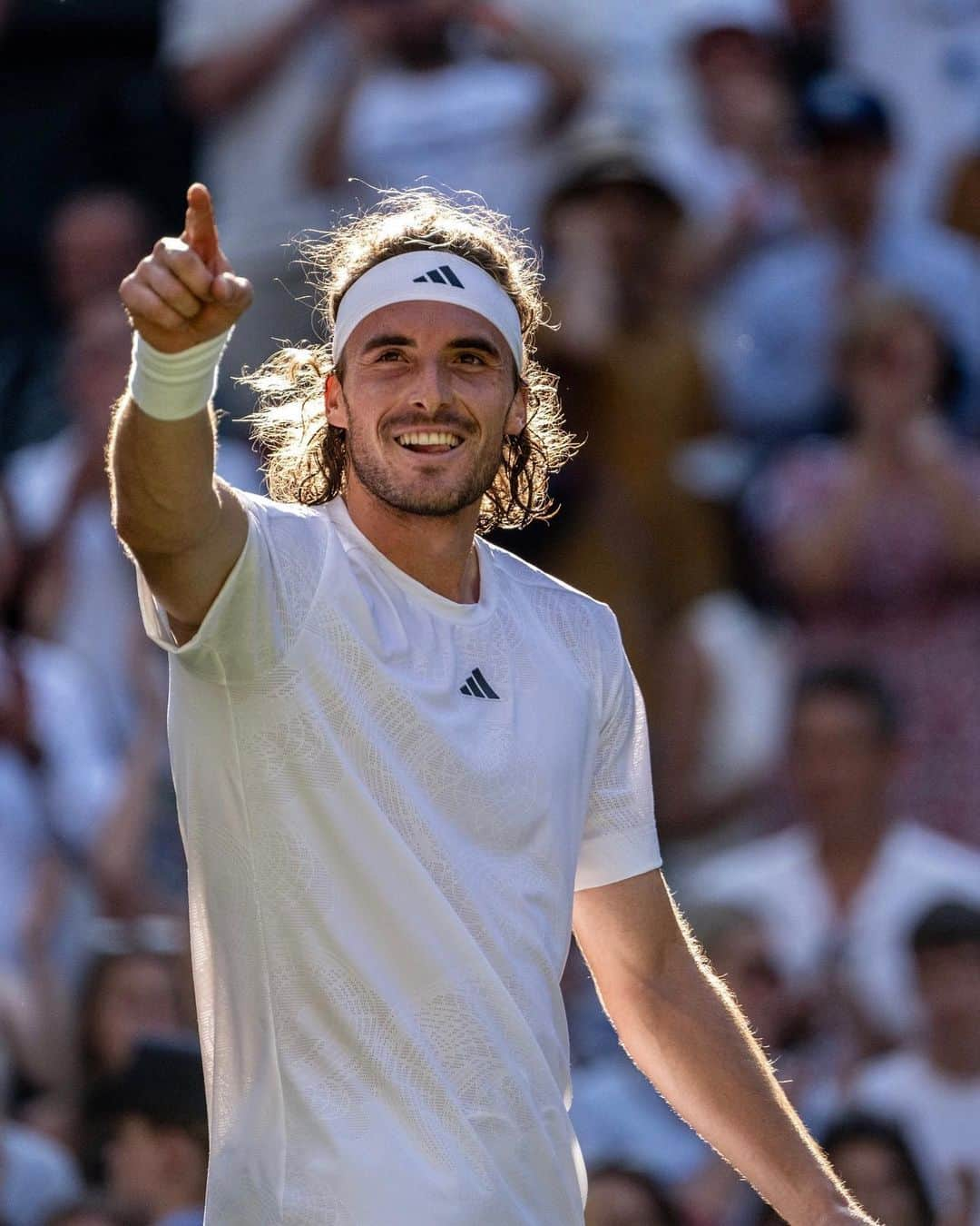 ステファノス・シチパスのインスタグラム：「@wimbledon Centre Court winning feeling. 🫠 The support was heard and much appreciated - against a super opponent @andymurray .  On to the next one!」