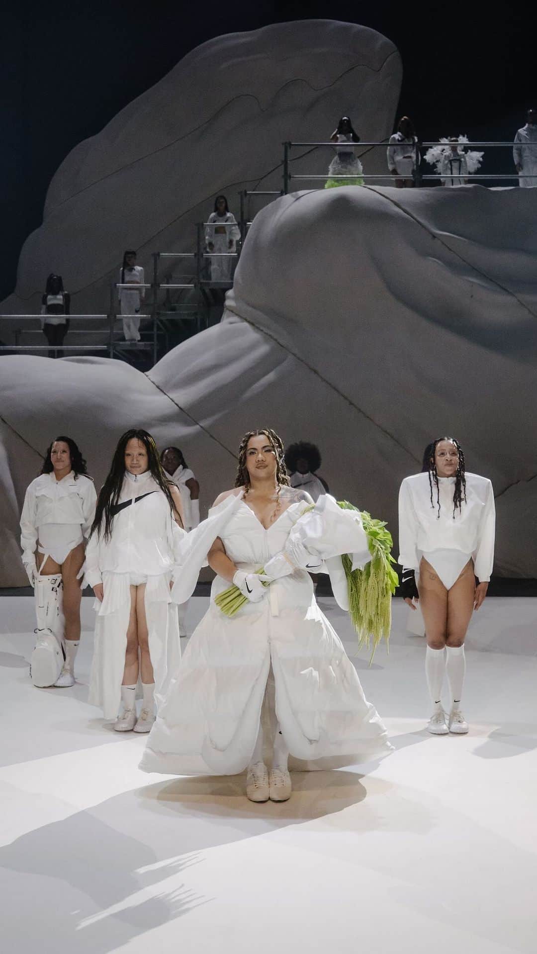 のインスタグラム：「#ParrisGoebel shook up Paris during #HauteCoutureWeek. Goebel launched the next era of #NikeWomen with a one-of-a-kind performance. Parris creative directed and choreographed the full 45 minute show, in partnership with designers #Jacquemus, #YoonAmbush, #MartineRose, and #FengChenWang. Titled “Goddess Awakened,” the show took place on a sculptural recreation of the goddess Nike.  Photos by @sohrachsoh」