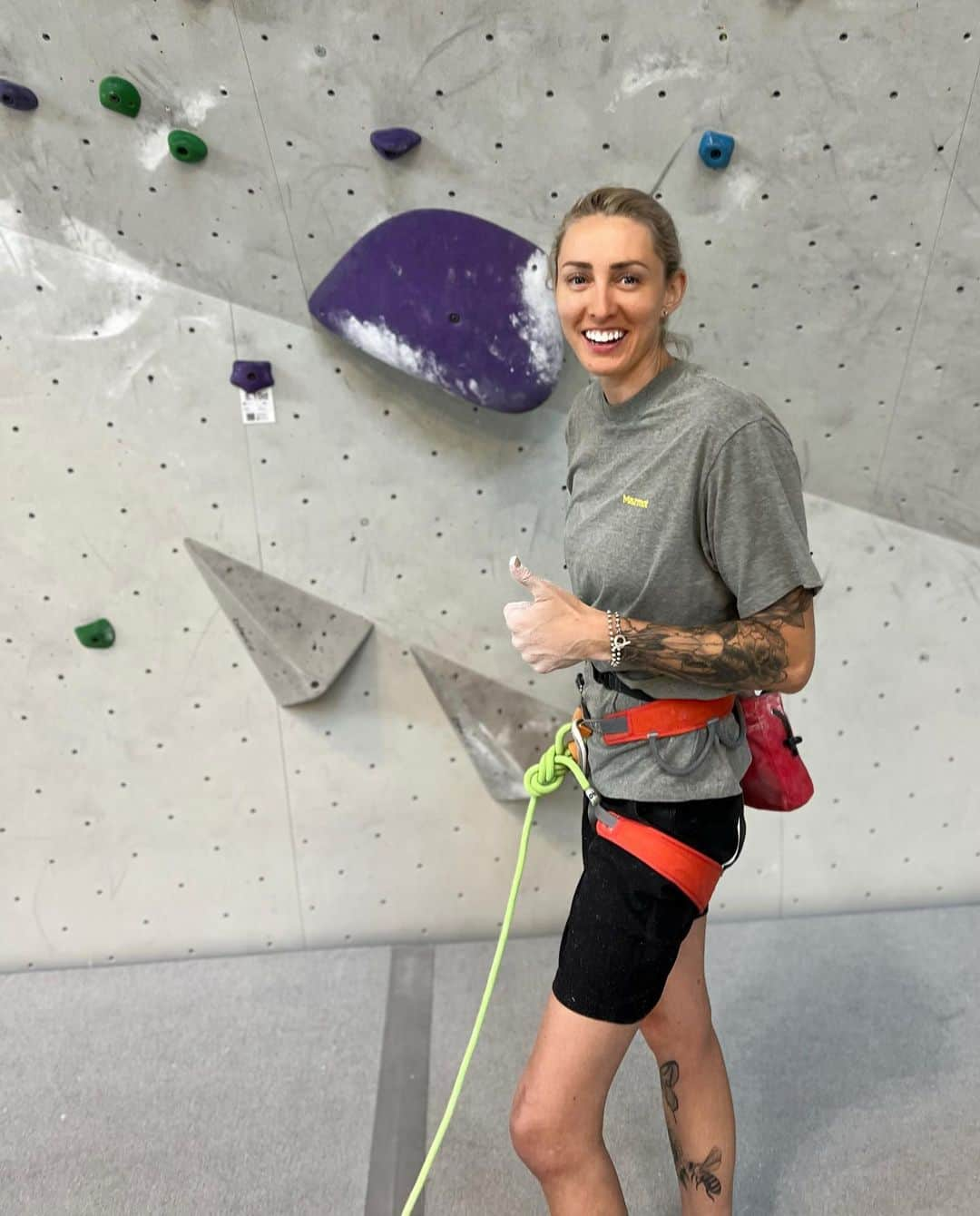 アレックス・ジョンソンさんのインスタグラム写真 - (アレックス・ジョンソンInstagram)「It’s my 10 week anKNEEversary!   Celebrated by climbing some 5.10’s (my first time officially climbing since getting hurt almost four months ago!) Gettin’ low dancing to some Shaggy live (kinda thought I’d never dance again), and having a sick PT sesh where I finally got to 0° extension and just a few degrees off of 90° flexion, my best numbers so far.  I can get really competitive at PT (who’s surprised) trying to PR with all my numbers every single time I go, whether it’s flexion/extension or lifting.  Have to remind myself that not every session will have a PR. Just like lifting, training, running don’t have PR’s daily. Progress isn’t perfectly linear, but it’s definitely forward.  📸 @lauraleeimages   @marmot @evolv_worldwide @trangoclimbing」7月8日 6時02分 - alexjohnson89