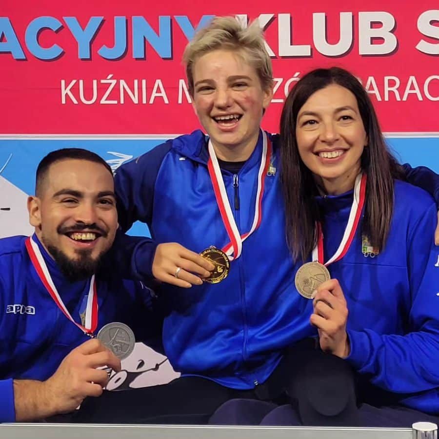 ベアトリーチェ・ヴィオのインスタグラム：「Come brilla la strada per #Parigi2024...🥇🥈🥉🤩 Super tappa a Varsavia per il nostro #ItaliaTeam! Qualificazione sempre più vicina 🦾  #paralympics #weelchairfencing」