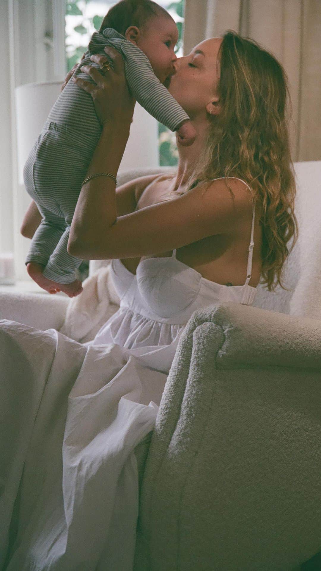 ケイトリン・カーターのインスタグラム：「this time around I had a very specific idea of what I needed in order to build a functional nursery for Willow. @potterybarnkids made it easy as they have all the best quality essentials. here are my 10 personal favorites from my registry on the PBK App! #pbkpartner #lovemypbkregistry」
