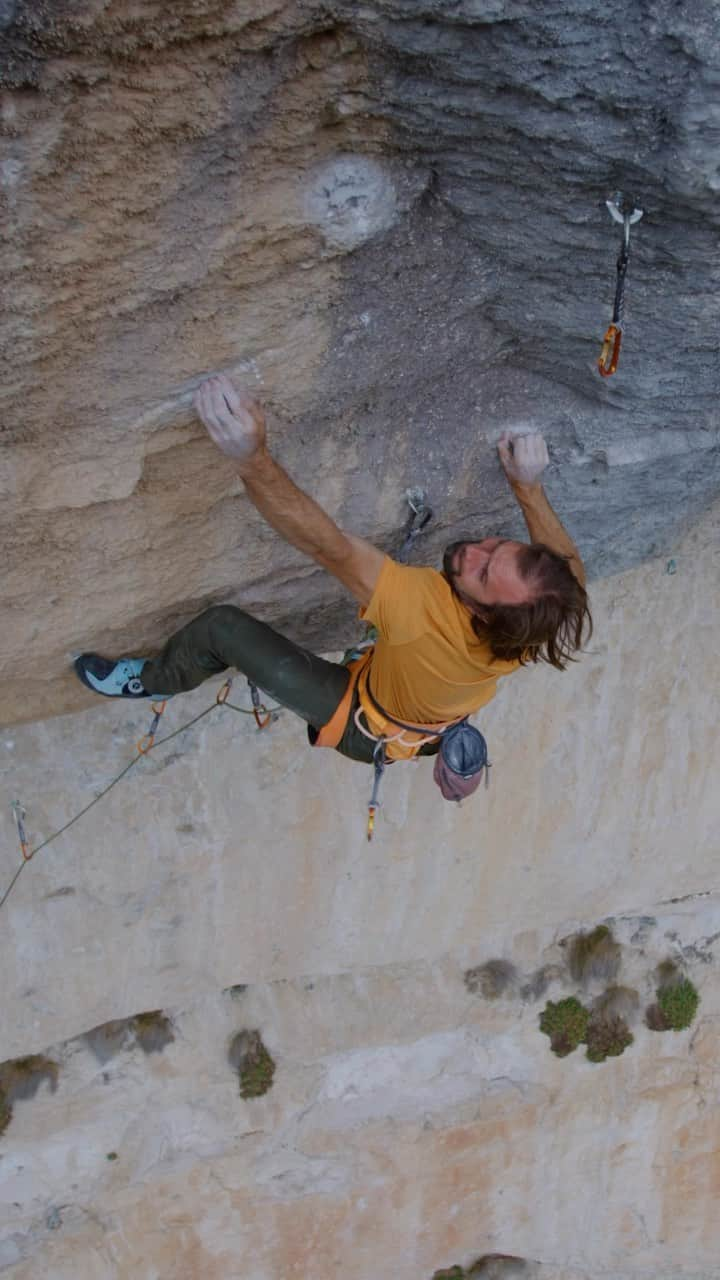 クリス・シャーマのインスタグラム：「Chris Sharma’s new route Sleeping Lion is a beast! This is just one of several gnarly crux sequences in a row that add up to a grade of 5.15c (9b+). Not bad for a 41 year old dad! Full story coming soon to Reel Rock Unlimited. @chris_sharma 👑 🐐 👴🏼💪🏼❤️ #climbing #sportclimbing #firstascent #dyno #sendit #siurana @sharmaclimbing」