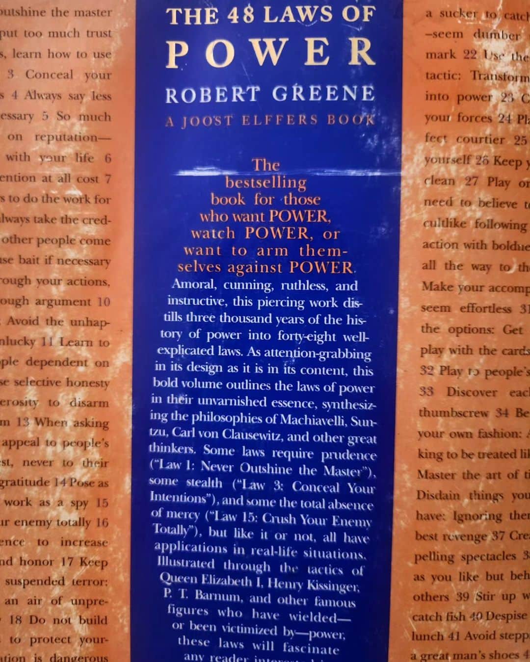シャニン・ソサモンのインスタグラム：「This book caught my eye for the above said controversial reasons (the title alone), and I read it in 2014 as a study in self-protection. I immediately reached out to the author and we had lunch and he kindly let me ask him questions. Intuitively, I knew I did not understand these laws and tended toward a naive outlook on all things life (and what a sweet way to live!). I also knew I despised people addicted to power but had seeds of this addiction within me (raised by wolves and all). This book is essential for those who want to protect themselves from humans who misuse (and enjoy misusing) their power. It was the author’s intention: To beat the beast, understand the beast.  If both sides read this book or books like it, the game becomes even. And the good side will always prevail (eventually). I do believe it 🕊  #stoicism #the48lawsofpower #robertgreene」