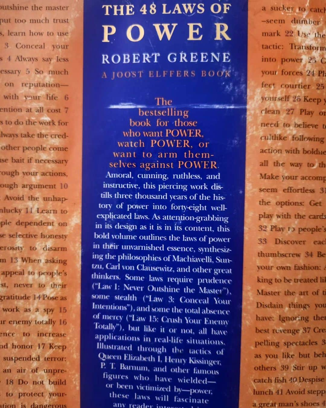 シャニン・ソサモンのインスタグラム：「This book caught my eye for the above said controversial reasons (the title alone), and I read it in 2014 as a study in self-protection. I immediately reached out to the author and we had lunch and he kindly let me ask him questions. Intuitively, I knew I did not understand these laws and tended toward a naive outlook on all things life (and what a sweet way to live!). I also knew I despised people addicted to power but had seeds of this addiction within me (raised by wolves and all). This book is essential for those who want to protect themselves from humans who misuse (and enjoy misusing) their power. It was the author’s intention: To beat the beast, understand the beast.  If both sides read this book or books like it, the game becomes even. And the good side will always prevail (eventually). I do believe it 🕊  #stoicism #the48lawsofpower #robertgreene」