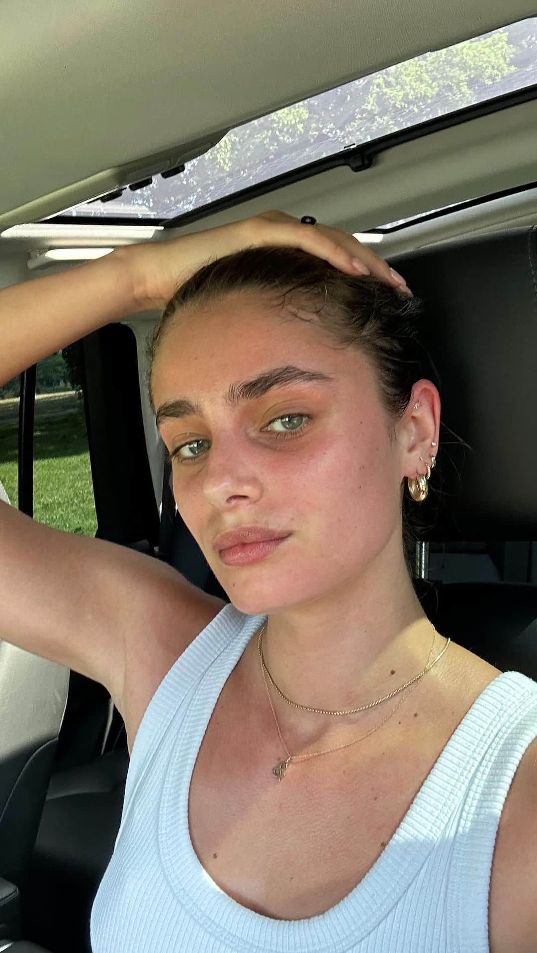 テイラー・ヒルのインスタグラム：「I set out to make a completely different video and then this is where I ended up. Grief is hard and we all cope with it differently and there’s no right way to process these complicated emotions. Just thought I’d share some of my thoughts and a little of my process in terms of where I’m currently at. Apologies for the sound quality, I had the air conditioning blasting!」