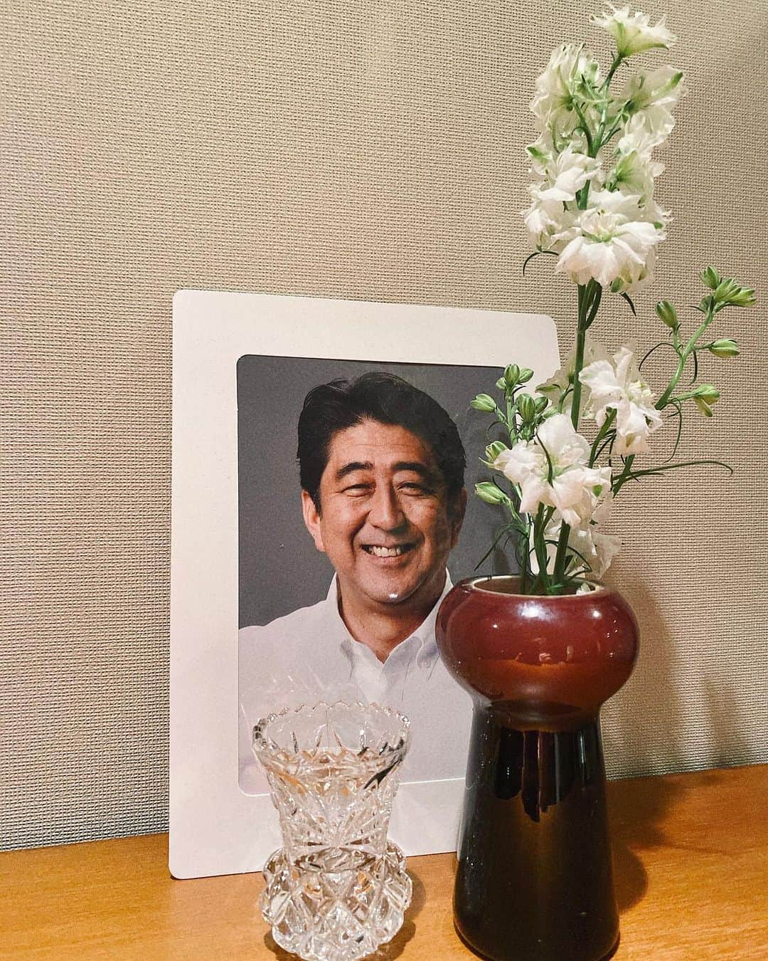 鎧塚俊彦さんのインスタグラム写真 - (鎧塚俊彦Instagram)「昭恵さんから頂いた遺影はずっと女房の隣に置いております。 我が目と耳を疑い茫然と立ち尽くしたあの日から丁度一年。法治国家は如何なる事があっても暴力によって意思表示をしてはならず改めてテロを憎みます。 安倍先生の積極的平和主義は誤解される事もありますが根本にある平和を愛する気持ちは万国共通のものであり卓越した実行力とリーダーシップは稀有の存在でした。 そして昭恵さんの事をとても大切にされる姿にいつも感銘を受けておりました。 私は小さな小さな力しか持ち合わせませんがスイーツを通じてアジアと日本の平和の掛橋になれる様、改めて先生の命日にご冥福をお祈りしますと共に誓いを新たに致しました。 #toshiyoroizuka #鎧塚俊彦　#トシヨロイヅカ　#安倍晋三　#安倍昭恵  I have kept the portrait I received from Akie next to my wife. Exactly one year has passed since that day when I couldn't believe my eyes and ears. Law-abiding nations must never show their intentions through violence under any circumstances, and once again hate terrorism. Professor Abe's proactive pacifism is sometimes misunderstood, but his underlying love for peace is universal, and his outstanding execution and leadership were rare. And I was always impressed by the way Akie took such great care of her. I have only a small amount of strength, but I have renewed my vow to pray for the repose of the soul of the teacher on the anniversary of his death, so that I can become a bridge of peace between Asia and Japan through sweets.」7月8日 6時38分 - toshiyoroizuka