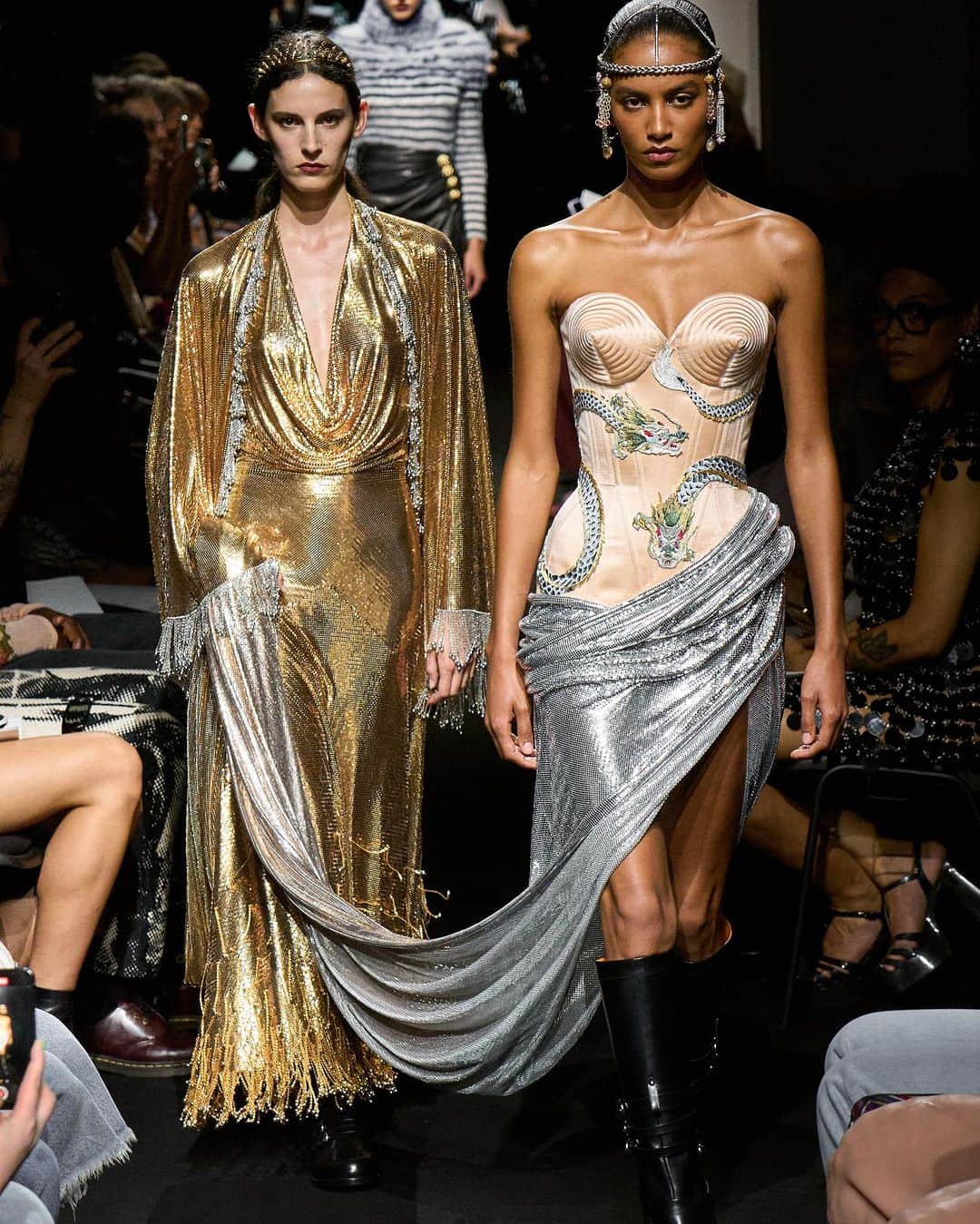ELLE Brasilのインスタグラム：「Sim, rolou muita pompa, brilho, look de red carpet, mas também jeans de mentirinha superluxuoso e os desfiles de alta-costura de inverno 2023 apostando forte na simplicidade, com propostas para o dia, com roupas de aparência bastante familiar. Não há nada de errado com essas versões couture de básicos. Pelo contrário, são bem interessantes até. Só não vale cair em conversa fiada. Com a inquietação social em toda a França, muita gente aproveitou o contexto para criar narrativas capengas sobre uma alta-costura mais aberta, democrática, comum e igualitária.  Fiquem atentas, garotas. Na real, essa tal simplicidade complexa não tem nada a ver com sensibilidade ou consideração com uma outra realidade. É demanda mesmo. A alta-costura, junto com a joalheria, foi um dos poucos segmentos imunes aos baques da pandemia de Covid-19. A procura, aliás, cresceu e se diversificou. Na ausência de grandes eventos, o desejo por um guarda-roupa completo feito só para você acompanhou a alta na concentração de renda.  No nosso site, o editor @_luigitorre faz um resumo da alta-costura de inverno 2023 e explica mais o que está por atrás desse movimento. Então corra lá pra ler! E, enquanto isso, podem apreciar lindos looks nessa galeria.」