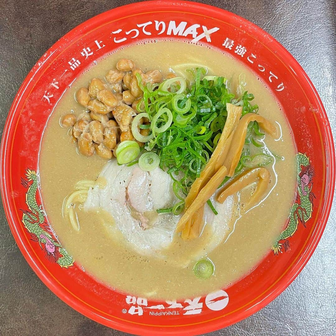 オカモト"MOBY"タクヤのインスタグラム：「7/7(金)夜、ワイフと #天下一品 へ。 ボクは #こってりMAX +納豆、ワイフは #あっさり 。 振り幅の広さにクラクラきた。そしてあっさりの方が明らかに塩っぱくアタックが強い。」