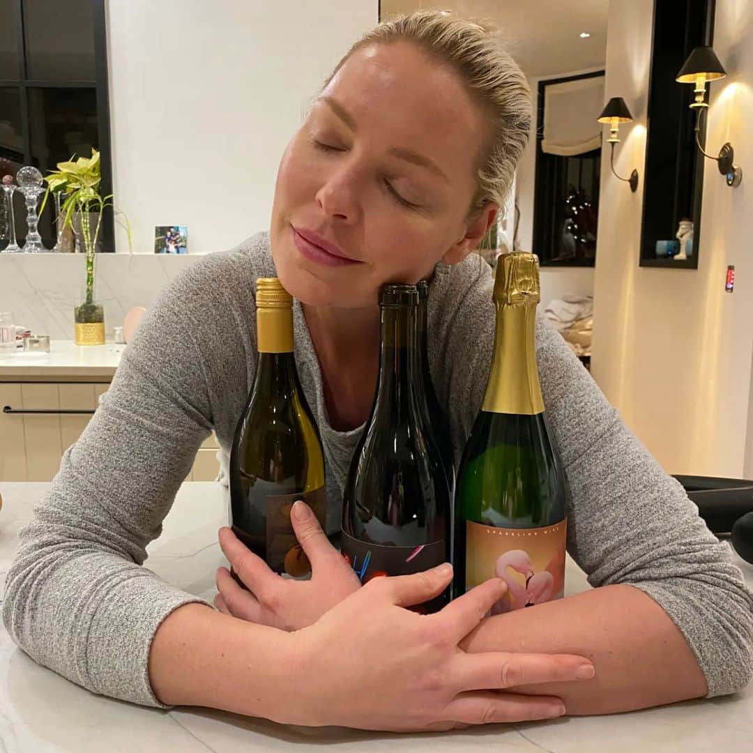 キャサリン・ハイグルのインスタグラム：「That Friday feeling! 😉」