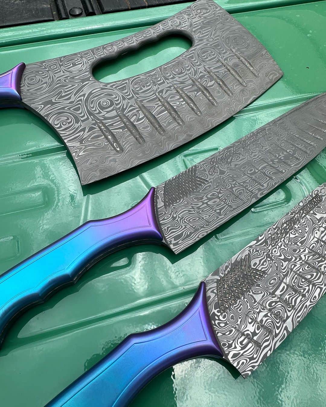 ウエストコーストチョッパーズのインスタグラム：「Did you know we make Culinary knives??  We sure Do! In the same factory as our guns.  👉🏾@jesse_james_culinary 👈🏾  Here’s some Stainless Steel Damascus and Titanium goodness from @jesse_james_culinary   All custom built to order, to your style and taste..  All proudly made in Austin Texas USA🇺🇸  More info:  888-269-0666   www.jessejamesculinary.com」