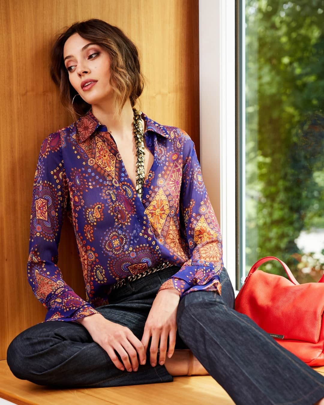 エリータハリのインスタグラム：「Set your spirit free in our Paisley Crinkle Chiffon Shirt. Its delicate ruffles and loose fit exude effortless elegance, giving you a dreamy and whimsical appeal. ✨🌙   Exclusively available to shop at elietahari.com & Elie Tahari Collection Stores.」