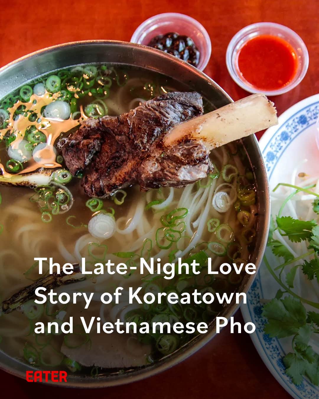 のインスタグラム：「Koreatown is no stranger to turnover. The neighborhood’s rich restaurant scene has long supported traditional Korean food like the pork belly bossam of Kobawoo House or the marinated crabs of Ondal. But within the confines of Koreatown, Vietnamese pho has experienced exceeding popularity since the early ’90s.   Why Vietnam’s national dish, and why in Koreatown? It turns out that steaming bowls of beef broth and chewy rice noodles serve as panaceas for late-night hangovers while also working as quick, satisfying, and reasonably priced family meals.  Koreatown currently boasts nine pho restaurants, with a half-dozen along Western Avenue alone. Opened by either Vietnamese or Korean Americans, pho enjoyed a boom in the late 1990s and into the early aughts, initially becoming popular with the late-night crowd. During the ’90s, amid Koreatown’s pool halls and cafes, pho restaurants became inextricably associated with the area’s nightlife.   Click on the link in bio to read the story by Lynn Q. Yu (@lynnqyu).」