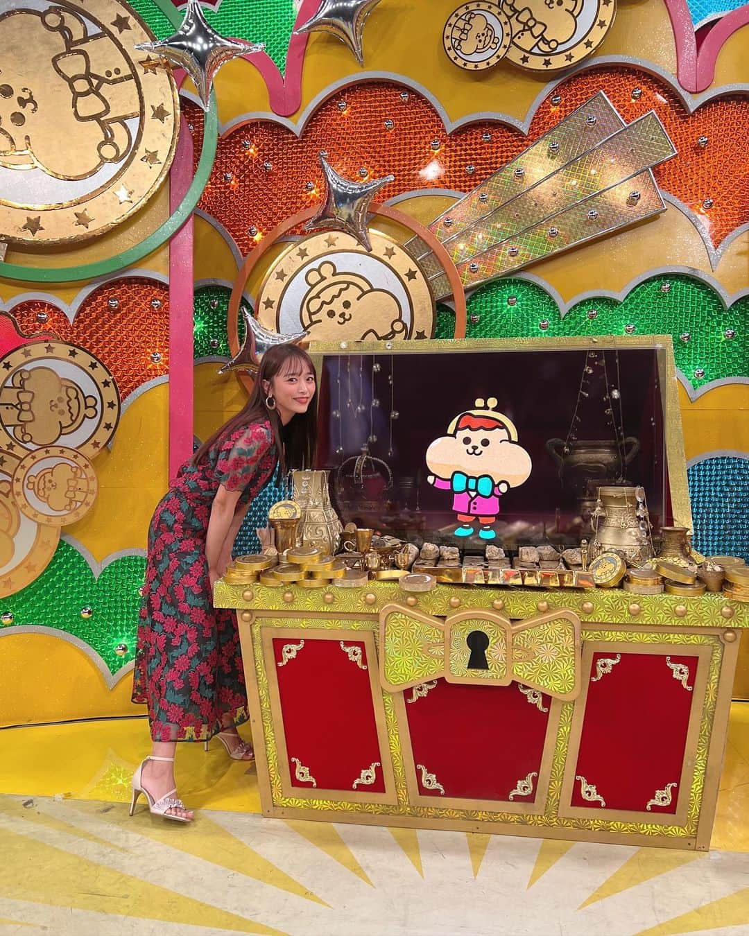 近藤千尋のインスタグラム：「おはようございます❤️❤️  NHK🩷突撃カネオくん‼️📺 にお邪魔しております♪☺️ 有吉さんっ☺️  土曜日20:15からです🙏🫶🏻  #近藤千尋衣装  tops,skirt @grace_continental.div pierce @abiste_official shoes @dianashoespress  最近ストレートヘアまた多いねぇ🤍 みんなのリクエストの髪型も教えて👩‍❤️‍💋‍👩 テレビ📺に出る時の…💗  素敵な休日を過ごしてね🫶🏻 お仕事、学校の方は頑張ってね☺️！！」