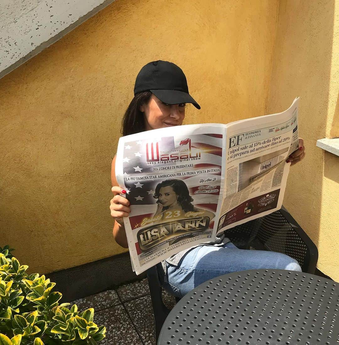 リサ・アンさんのインスタグラム写真 - (リサ・アンInstagram)「#flashbackfriday 2018 Cuneo, Italy 🗞️ 👀 the 📰🗞️  #italy #travel #thereallisaann」7月8日 7時34分 - thereallisaann