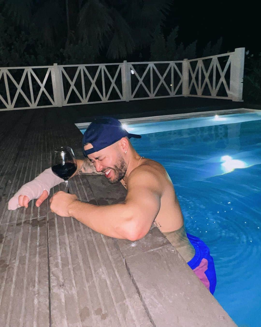 プリンス・ロイスのインスタグラム：「Feliz en silencio es la mejor felicidad  #1 🤪」