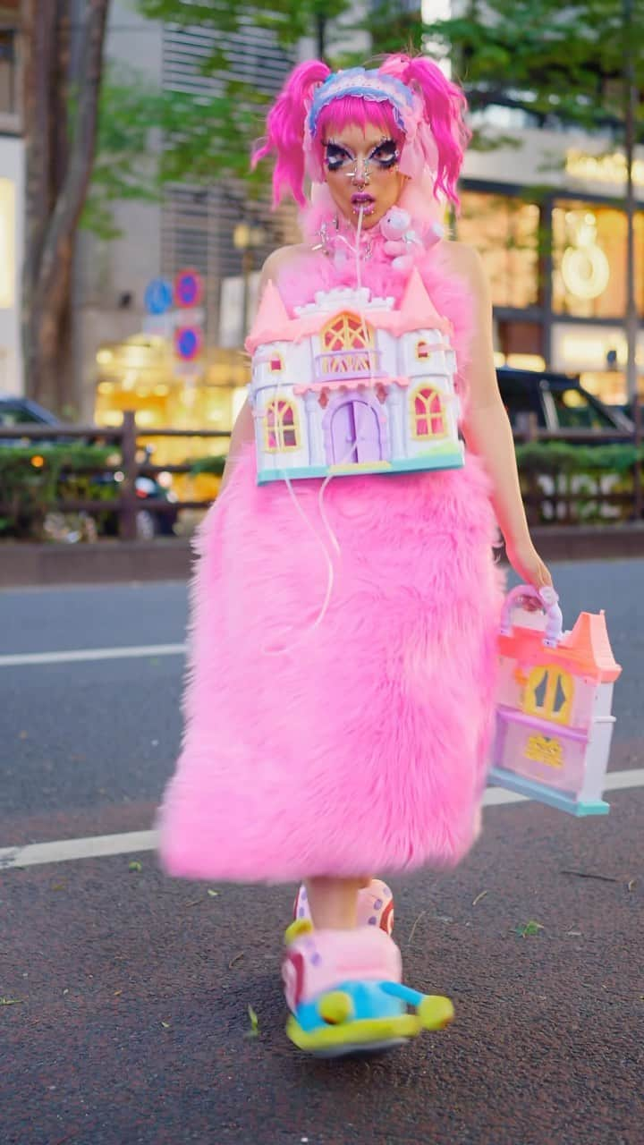 Harajuku Japanのインスタグラム：「10+ Tokyo Street Styles in Harajuku w/ Avantgarde, Alien Barbie, LED Kawaii & Nishimoto Style  Let us know which of these Harajuku street styles are your favorites! The Barbie movie is coming soon, so we decided to celebrate with Japanese alien princess party monster @SunnyBunnyCupcake and her pink toy-accessorized look. Two of the outfits in this video were created by upcoming Japanese designer @fomore_o_hrk . We were also happy to run into @lilys__bunnies in Harajuku during her visit to Japan. You might recognize Japanese musician @rinneamano_ munching on a fish. There’s also an appearance by @k_nisimoto_, who’s become a global icon (with fans like Drake), so make sure you stay until the end. Please leave a comment and let us know what you’d like to see more of in the future, see you in Harajuku, and thanks for watching!  In this street snap video: @sunnybunnycupcake @fomore_o_hrk [in @topsee_tur_vy_official] @lilys__bunnies @rinneamano_ @33kechan @tabesugita @_miyuna_ @lil_u_rich @x.x.x._mashio._ [in @topsee_tur_vy_official] @mind_infection @riogacha @ticomeba.ito @k_nisimoto_  #streetfashion #BarbieFashion #JapaneseStreetwear #streetstyle #avantgardefashion #fashion #style #streetsnaps #HarajukuFashion #Y2KAesthetic #JapaneseFashion #JapaneseStreetFashion #JapaneseStreetStyle #Japan #Tokyo #TokyoFashion #原宿 #KawaiiFashion #Harajuku #ファッションウィーク #ストリートファッション #ストリートスタイル」