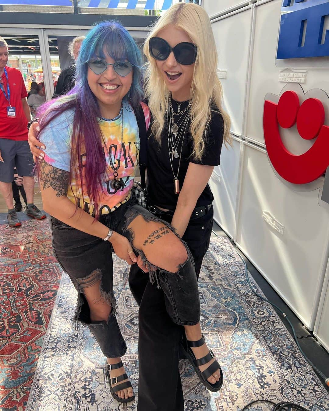テイラー・モンセンのインスタグラム：「Already having a great time @summerfest with fans and @1029thehog can’t wait for TONIGHT 10pm @millerlite stage!」