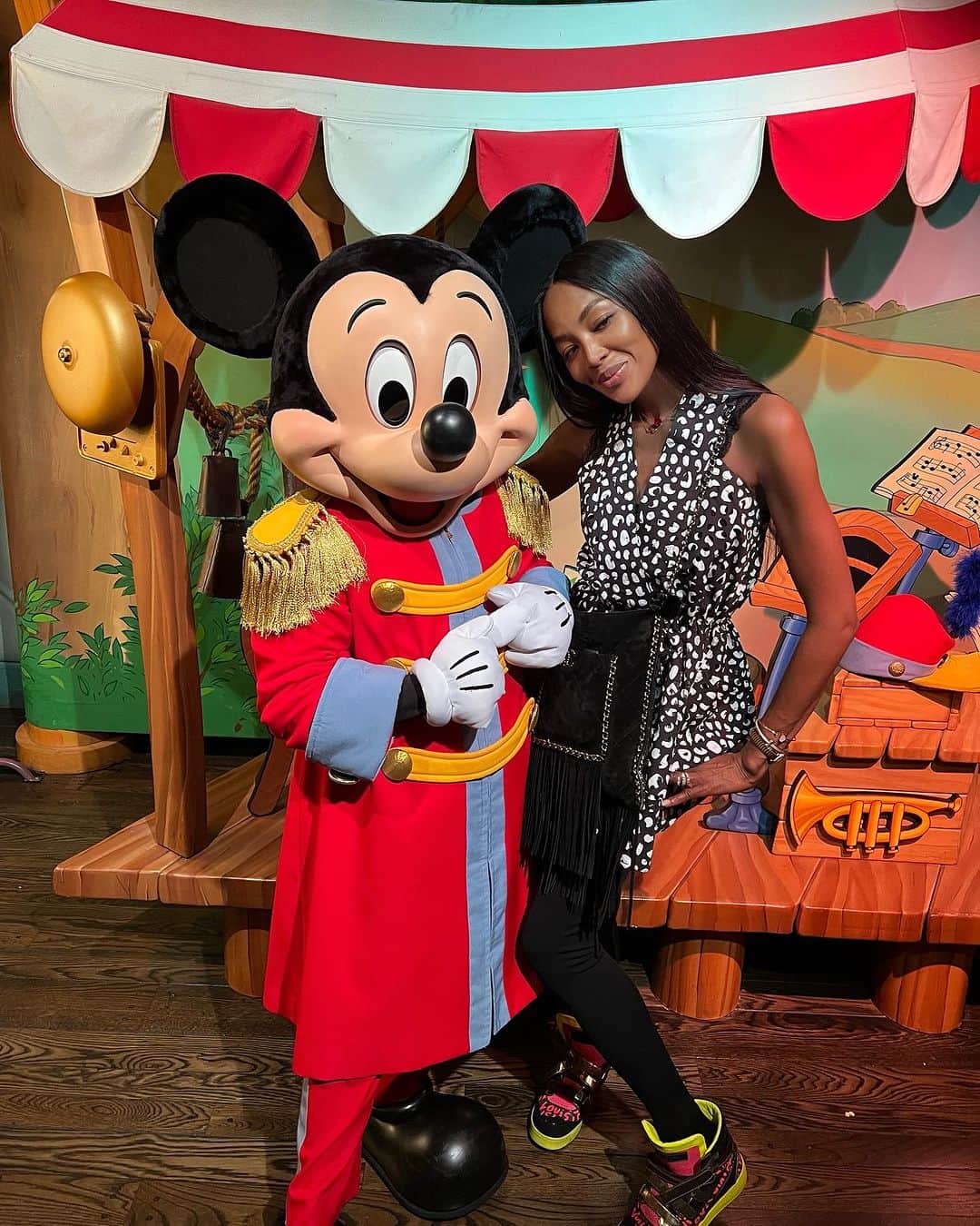 ナオミ・キャンベルさんのインスタグラム写真 - (ナオミ・キャンベルInstagram)「It’s never too late to meet Mickey Mouse. Thank you to my daughter for bringing me for the first time ever to Disney Land #MomOnDuty」7月8日 7時38分 - naomi