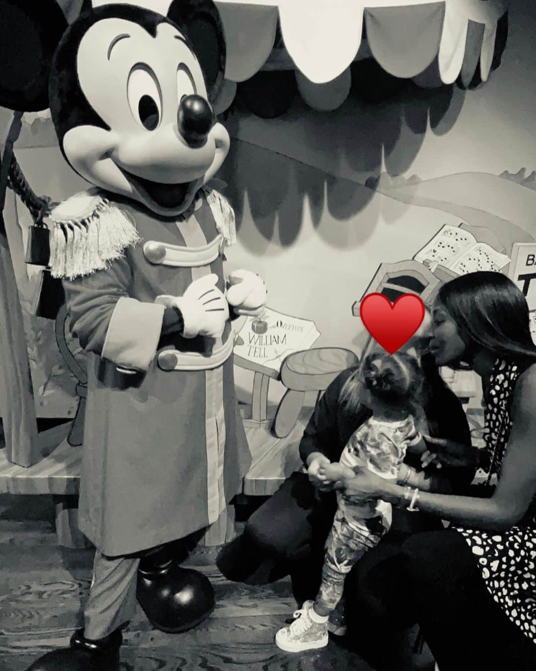 ナオミ・キャンベルさんのインスタグラム写真 - (ナオミ・キャンベルInstagram)「It’s never too late to meet Mickey Mouse. Thank you to my daughter for bringing me for the first time ever to Disney Land #MomOnDuty」7月8日 7時38分 - naomi