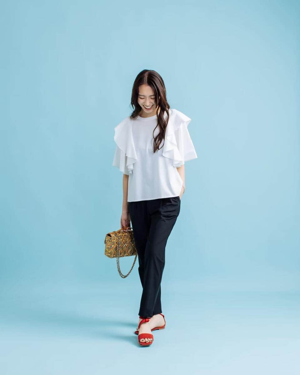 M2companyのインスタグラム：「コットン100%のTシャツに ひらひらと布帛の袖が揺れてます。 同色使いなので、 ボリュームも気にならず 上品な雰囲気に。 ボートネックのTシャツを ちょっとクラスアップしてくれます。  サイズ　/  フリー  カラー /  オフホワイト  ベージュ  ネイビー  ブラック  【BASE】 https://pareatsu.base.ec  #pareatsu #パレアッツ #m2company #エムツーカンパニー #2023SS #新作夏物 #カットソー #Tシャツ #Tシャツコーデ #おしゃれさんと繋がりたい  #ciao_varano」